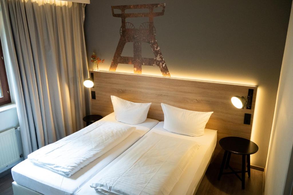 维滕豪斯翰赫斯汀酒店的一间带两张床的卧室和艾菲尔铁塔