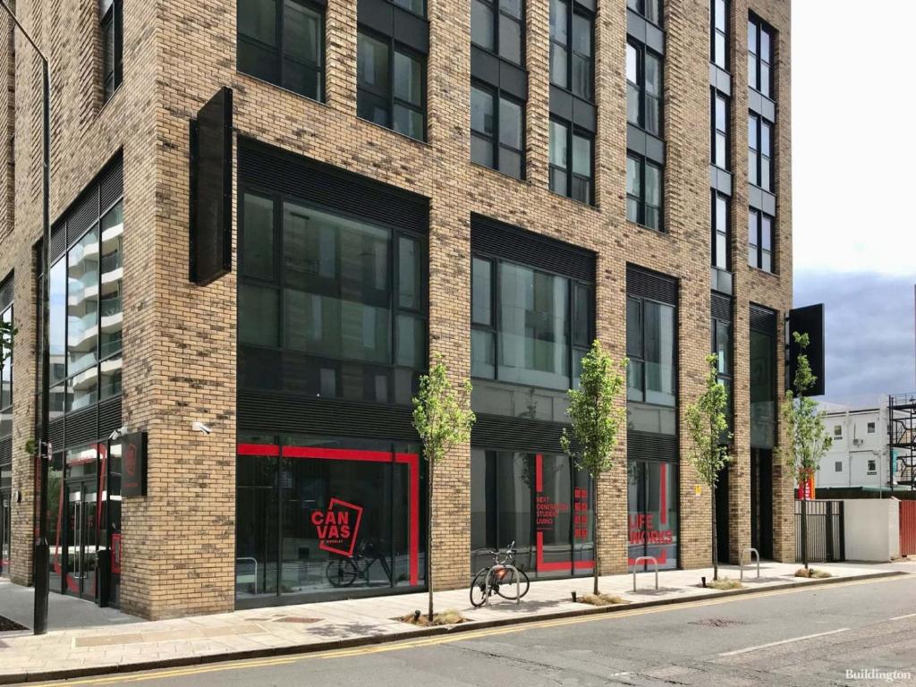 伦敦Private Bedrooms with Shared Kitchen, Studios and Apartments at Canvas Wembley in London的一座砖砌建筑,前面有一辆自行车停放