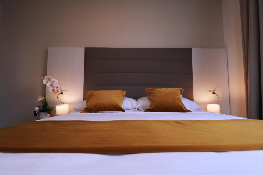 布奇纳斯科Blu Hotel的卧室配有一张带两个枕头的大白色床