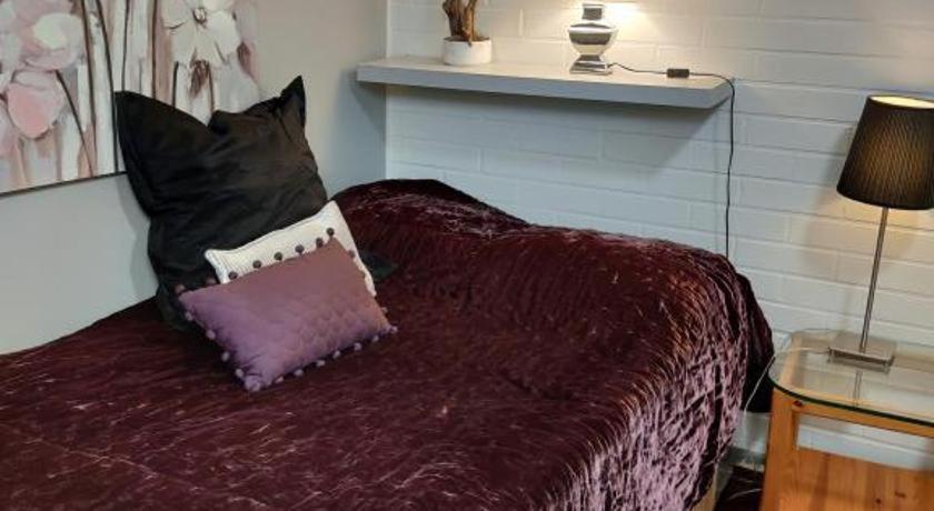 凯乌鲁Pikkukoti Lemmikki的一张带紫色毯子和枕头的床