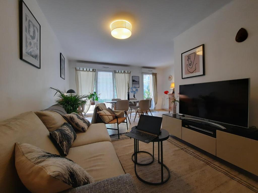马赛Pytheas Carré d'Or的带沙发和平面电视的客厅
