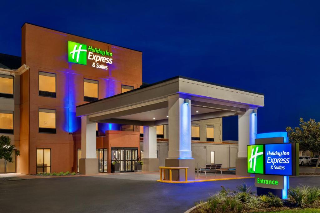 奥珀卢萨斯Holiday Inn Express & Suites Opelousas, an IHG Hotel的前面有标志的医院大楼