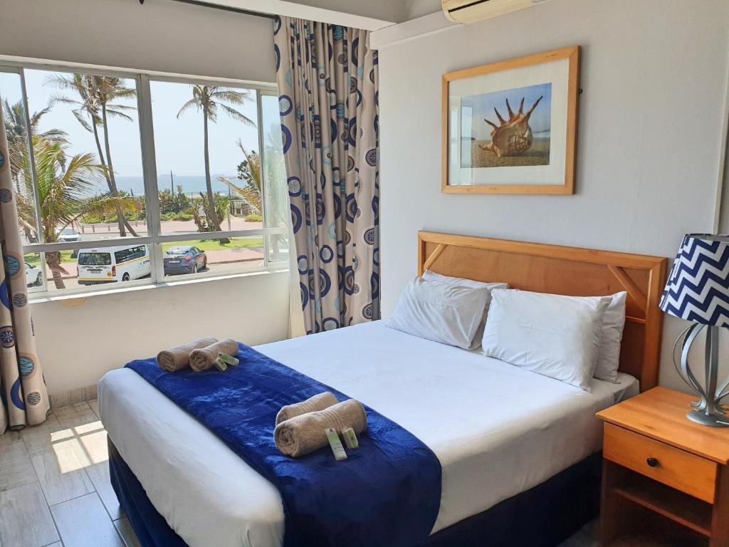德班Gooderson Leisure Silver Sands 2 Self Catering and Timeshare Lifestyle Resort的一间卧室,配有一张带两个泰迪熊的床