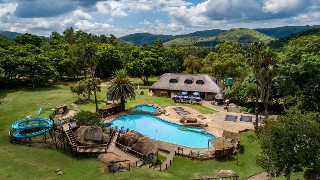 PaulpietersburgGooderson Leisure Natal Spa Self Catering and Timeshare Resort的享有带游泳池的度假村的空中景致