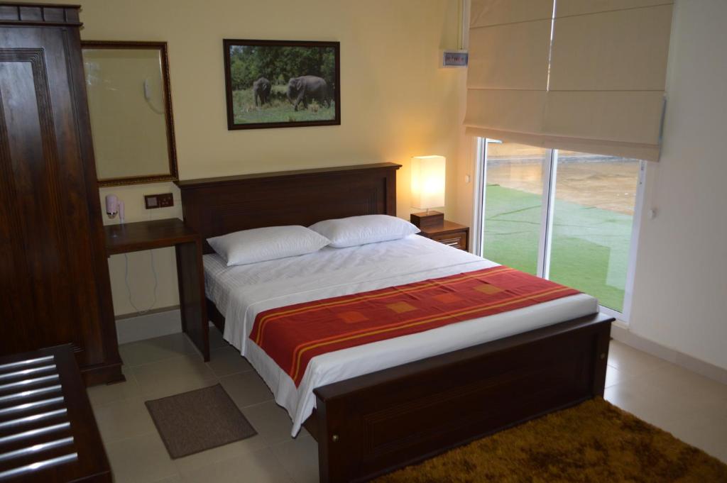 PeliyagodaParamount Residence 5的一间卧室设有一张床和一个大窗户