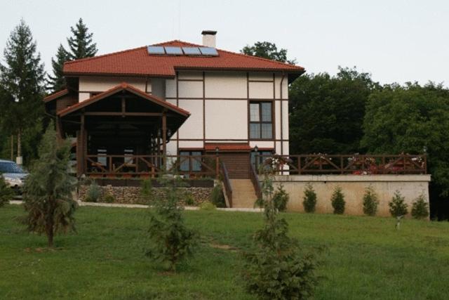 加布罗沃米尔卡纳酒店的一座大房子,在田野上设有红色屋顶