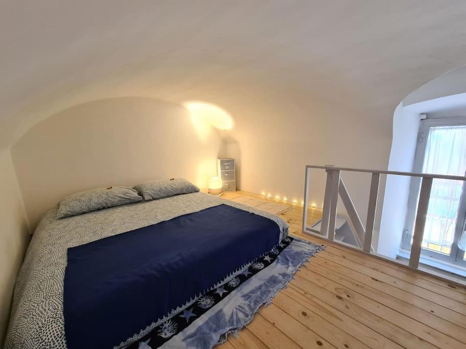热那亚LE MURA的一间卧室配有一张带蓝色毯子的床