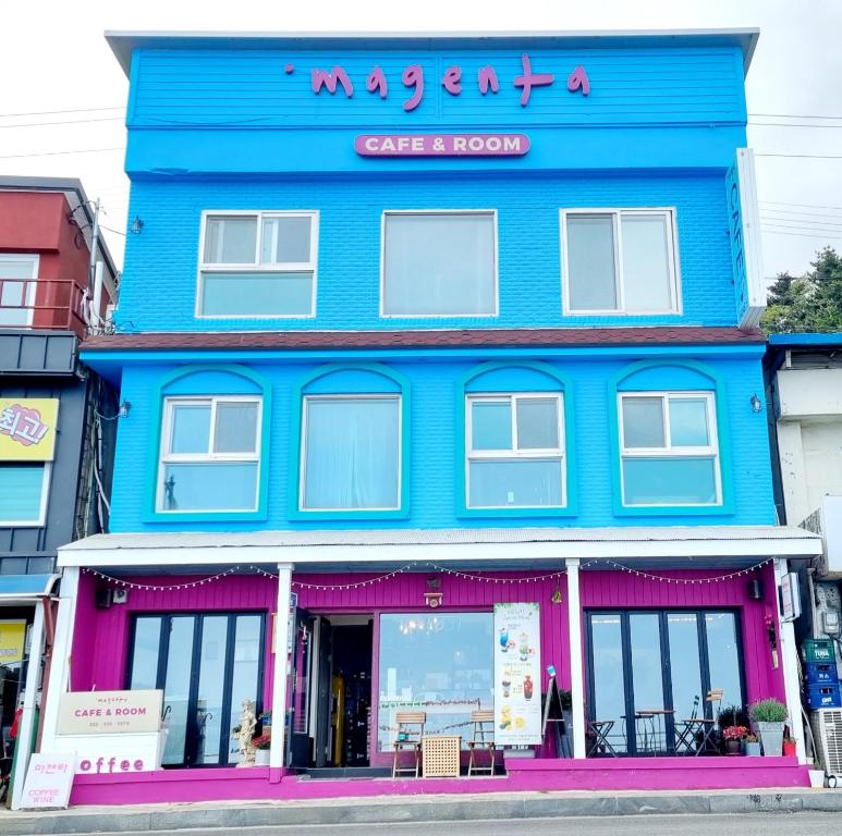 东海市Magenta的蓝色的建筑,上面有标志