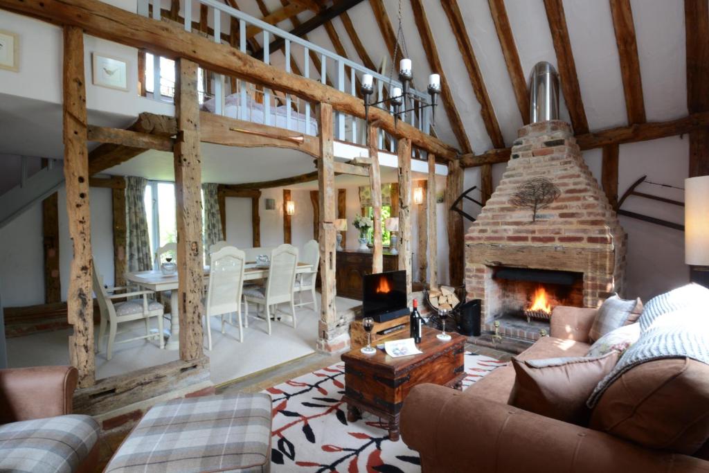 HaughleyWassicks Cottage, Haughley的一间客厅,客厅内配有石头壁炉。