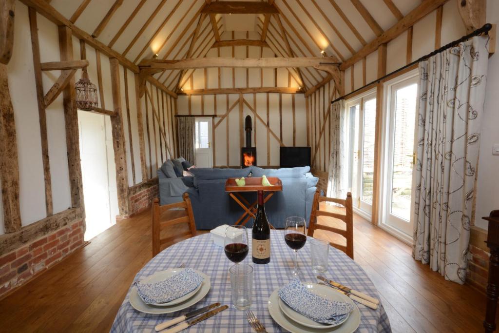 GrundisburghBird Cottage, Burgh的谷仓内带桌子的用餐室