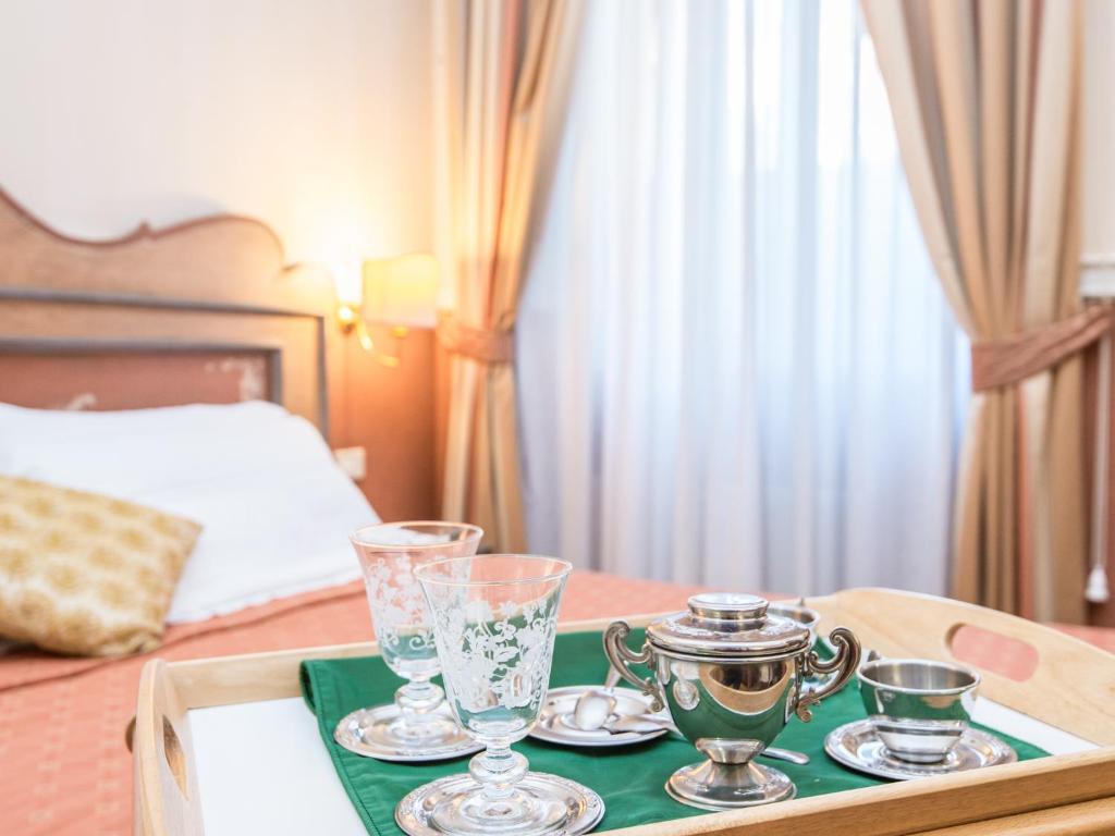 罗马Il乔托帕多瑞莱斯酒店的卧室里的茶盘