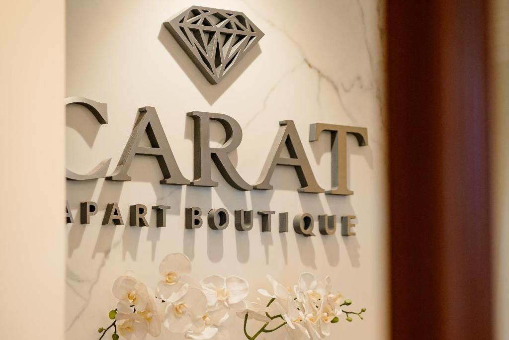 罗萨里奥Carat Apart Boutique的鹦鹉精品店艺术展的标志