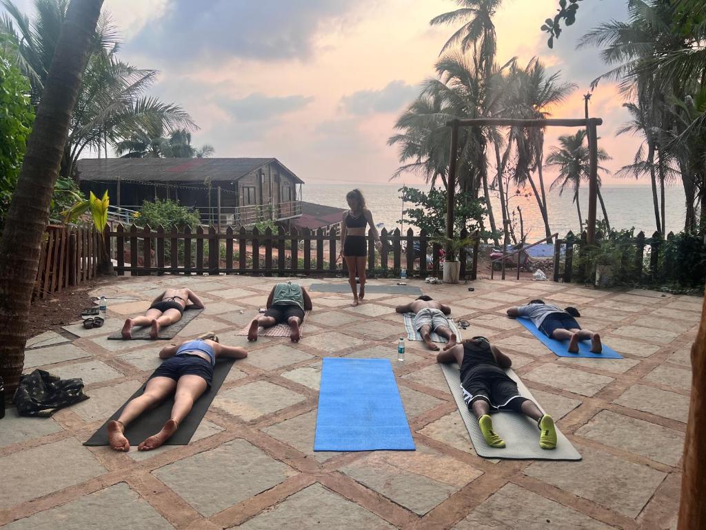 安君纳Beachside的一群人在庭院里做瑜伽