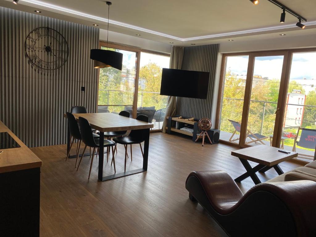 切拉季Apartament Grey Love w Czeladzi, FV, 8km do Katowic的客厅配有桌椅和沙发