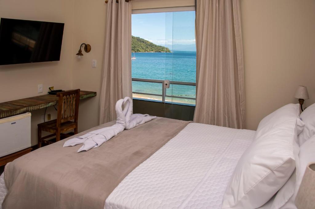 阿拉夏奇巴海滩La Coquille的一间卧室设有一张床,享有海景