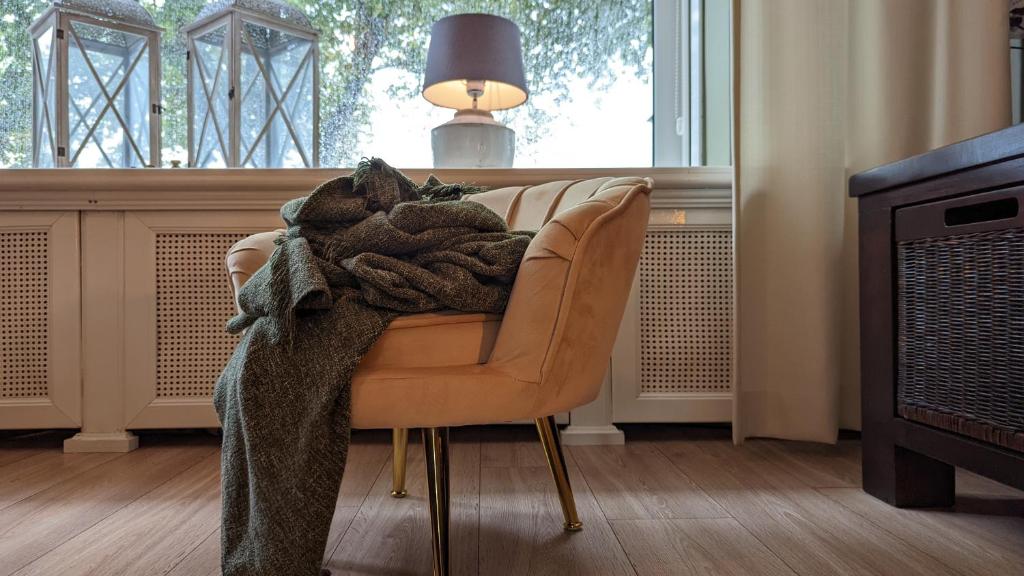 鹿特丹CRASH'NSTAY - Maison du Ville的客厅椅子上的毯子