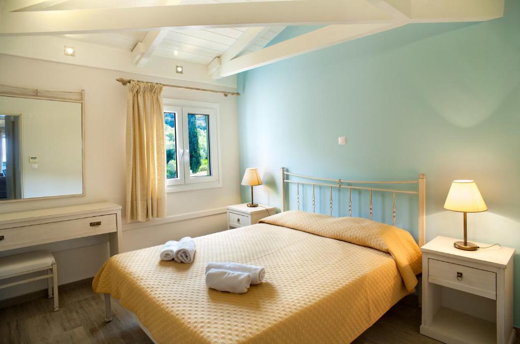阿约斯尼奇塔斯阿约斯尼奇塔斯酒店的一间卧室配有一张床,上面有两条毛巾