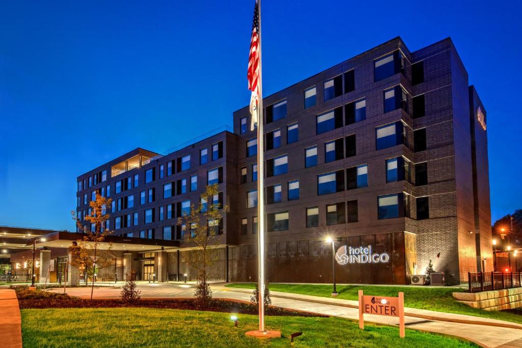 匹兹堡Hotel Indigo Pittsburgh University - Oakland, an IHG Hotel的前面有美国国旗的建筑