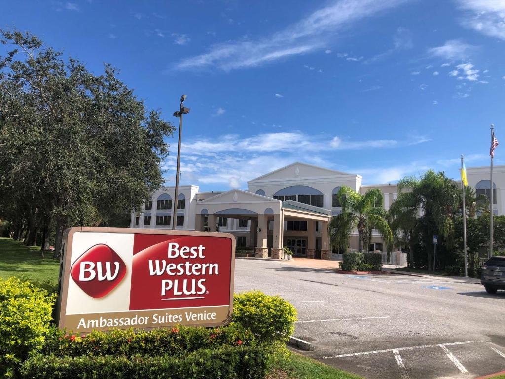 威尼斯Best Western Plus Ambassador Suites的建筑前的最好的西方加标志