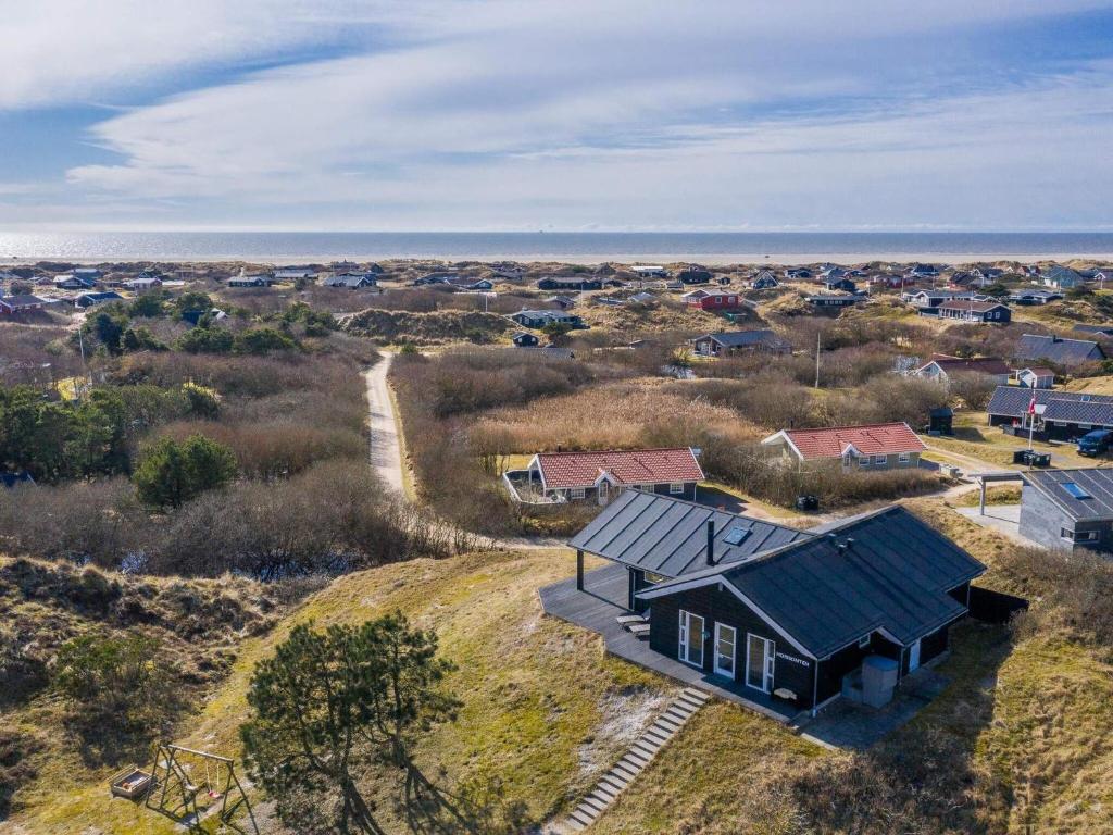 凡岛Holiday home Fanø CLXXIII的洋房的顶部景色,背景是大海