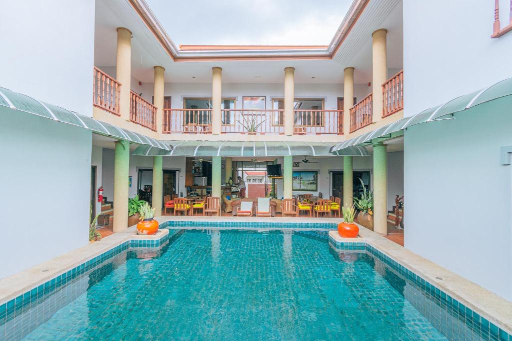 华欣Evergreen boutique Hua Hin的一座室内游泳池和一座大型房子