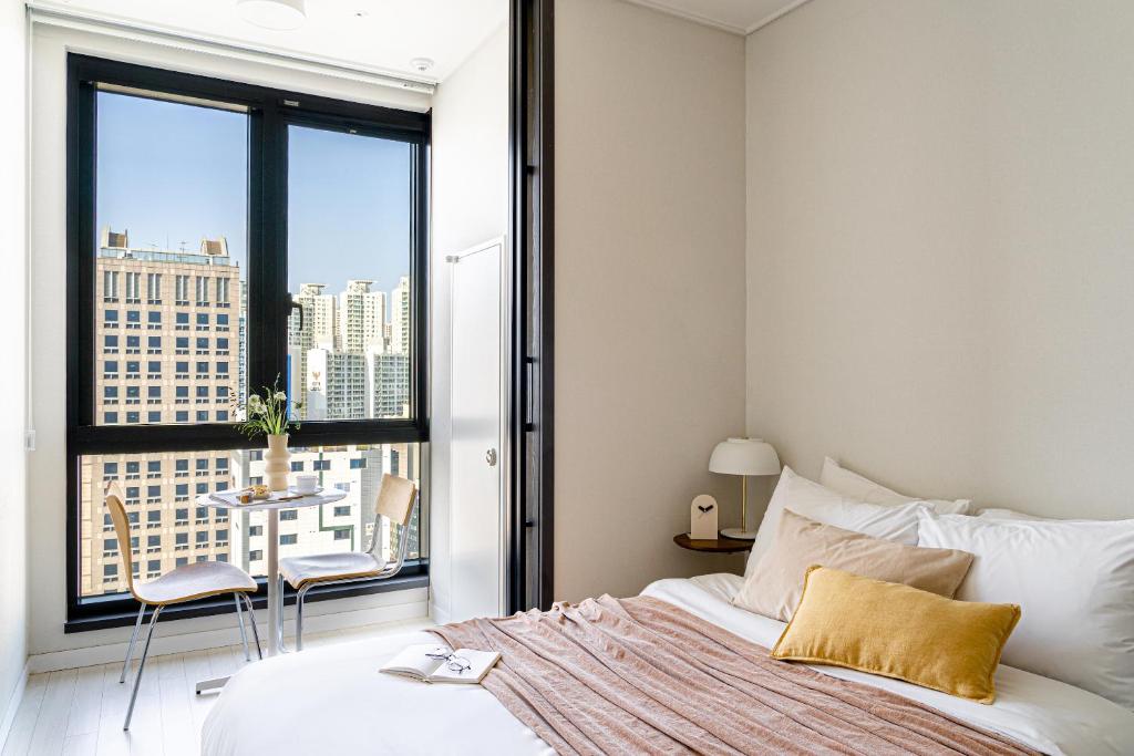 釜山Urbanstay Seomyeon的市景卧室 - 带1张床