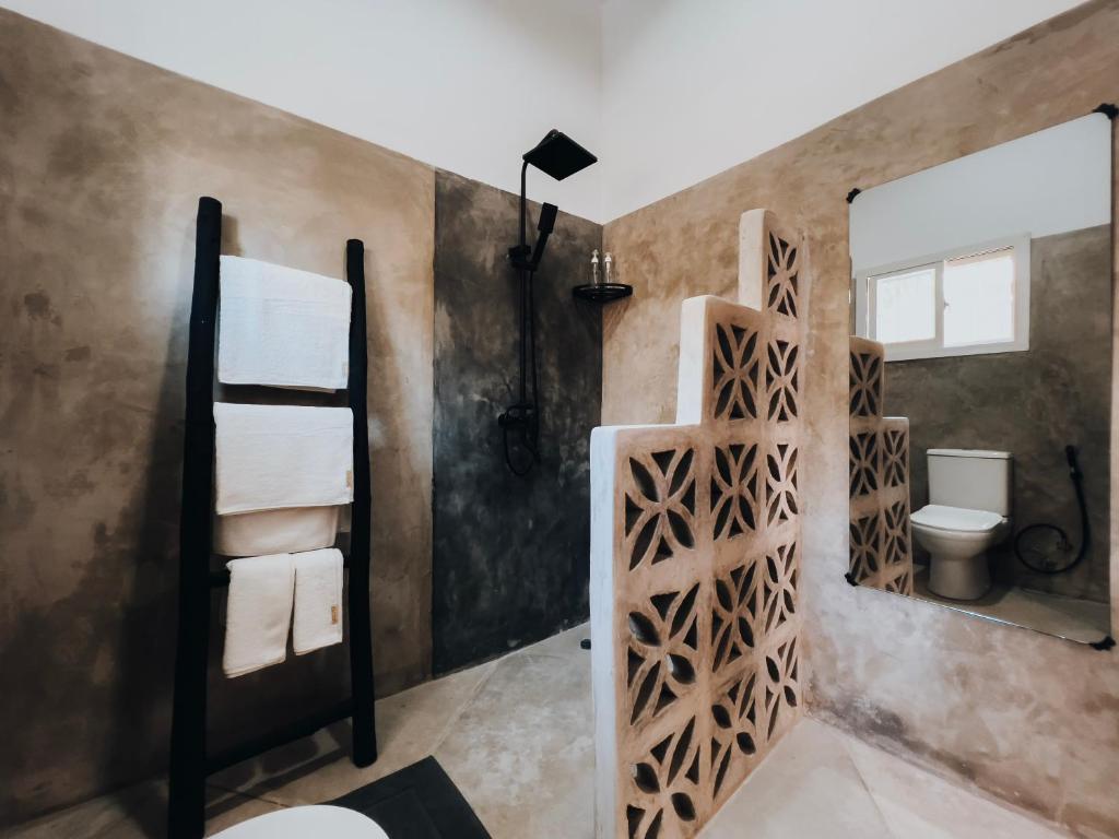 帕杰BaraBara Eat&Sleep - Eco Boutique Hotel的一间带卫生间和镜子的浴室