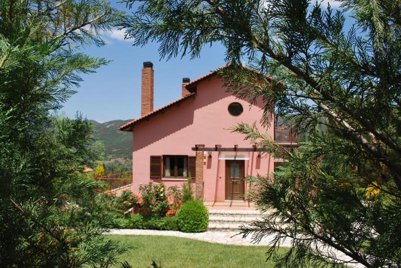 卡拉维塔纳菲勒旅馆的粉红色的房子,有一条通往房子的通道