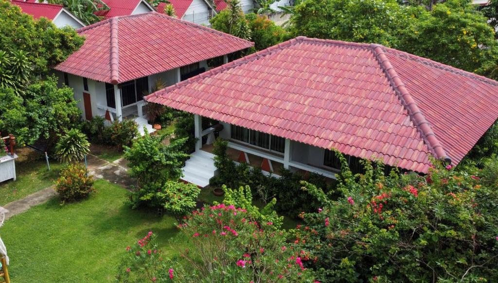 高兰兰塔A&J孔康海滩度假村的享有红色屋顶房屋的空中景致