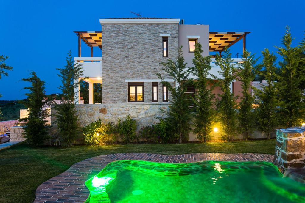 RoúpaiFamily villa, Fantastic views, Private pool, Free laptop 1的房屋前有游泳池的房子