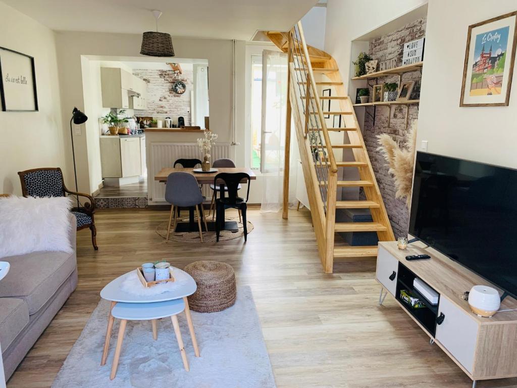 CamonLe Cocon des Hortillonnages d'Amiens的带沙发和电视的客厅