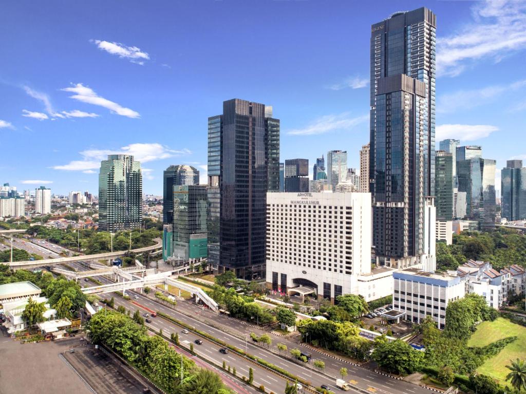 雅加达ARTOTEL Suites Mangkuluhur Jakarta的城市天际线的空中景观,高楼
