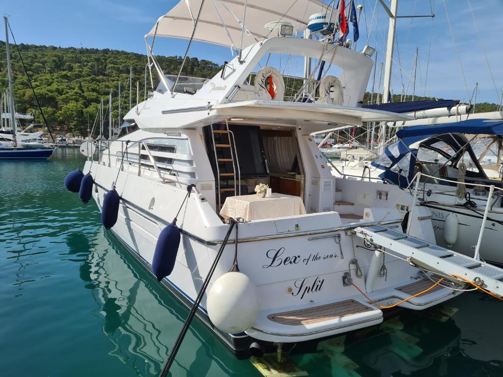 斯普利特Luxury Yacht - Lex of the Seas的一艘白船停靠在水中