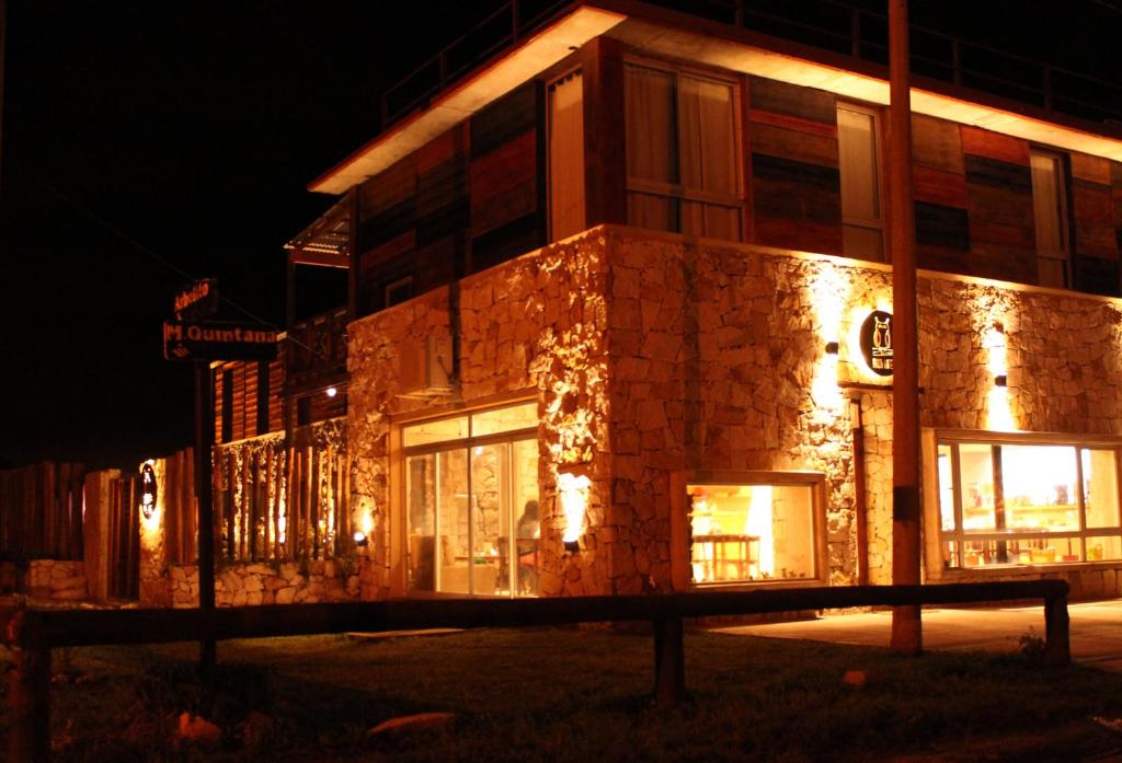 圣克拉拉德尔马尔Akun Hotel的一座晚上点燃的建筑,有圣诞灯