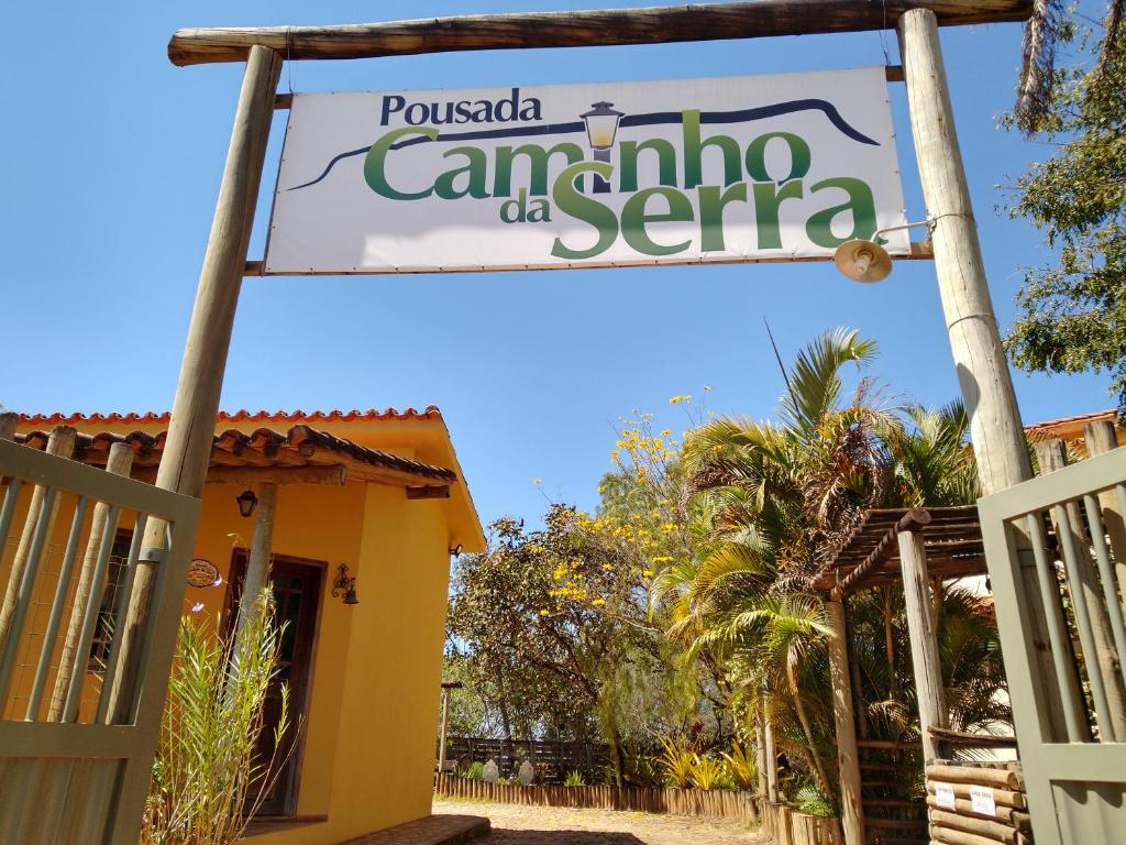 圣罗克迪米纳斯Pousada Caminho da Serra的度假村餐厅标志