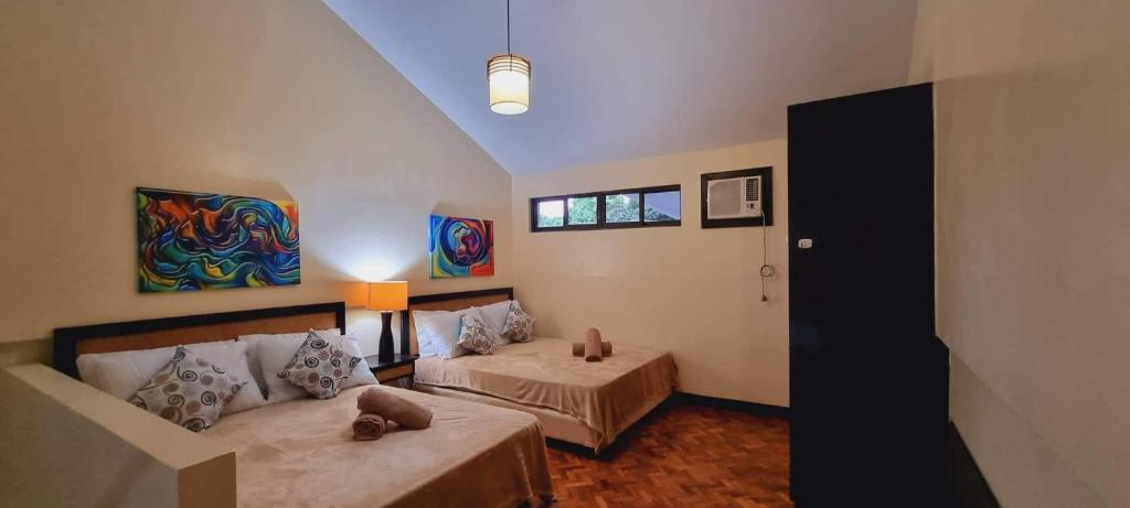 长滩岛Alta Vista De Boracay by Crystal的一间带两张床和一张沙发的客厅
