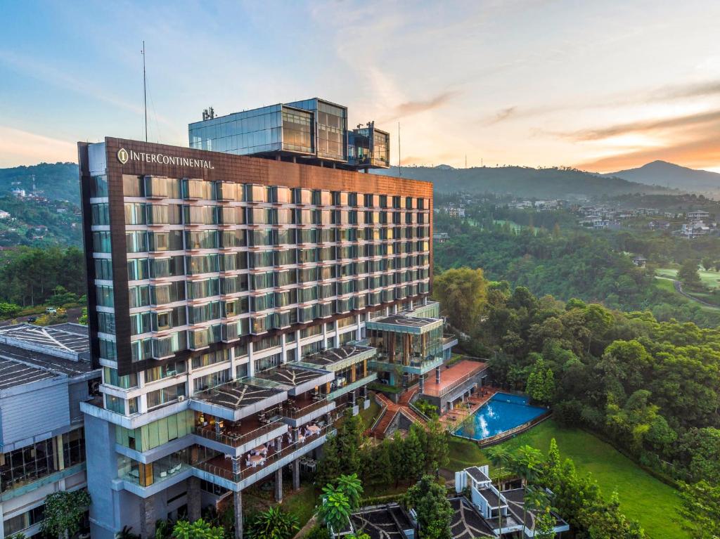 万隆万隆达戈公园洲际酒店的享有带游泳池的大楼的顶部景致