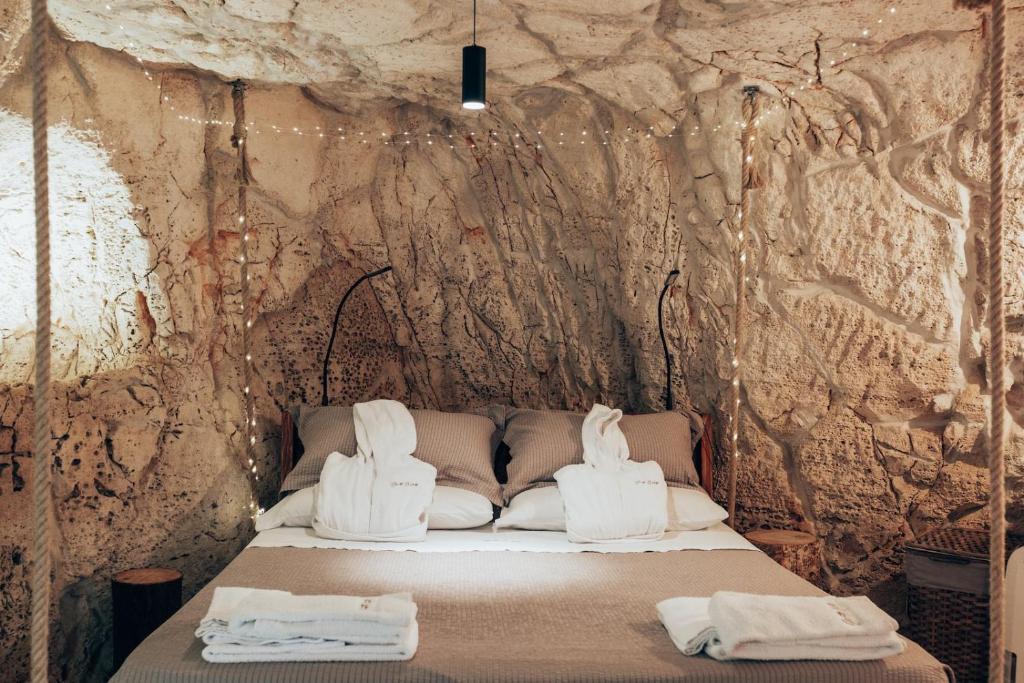 奥斯图尼Grotta Carlotta的洞穴里的一张床上,上面有白鞋
