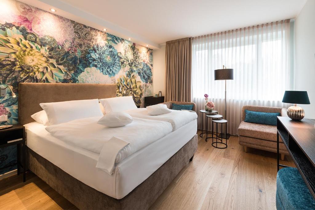 不莱梅Hotel Munte am Stadtwald的酒店客房设有一张大床和一张沙发。