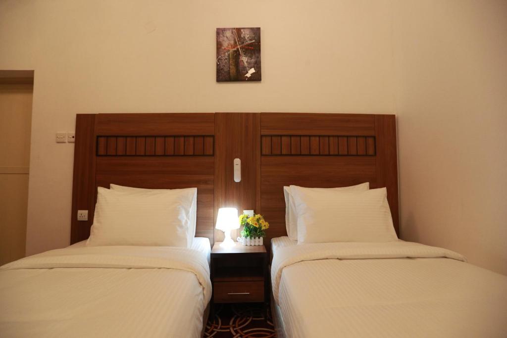 迪拜AL KARNAK HOTEL - BRANCH的房间里有两张并排的床