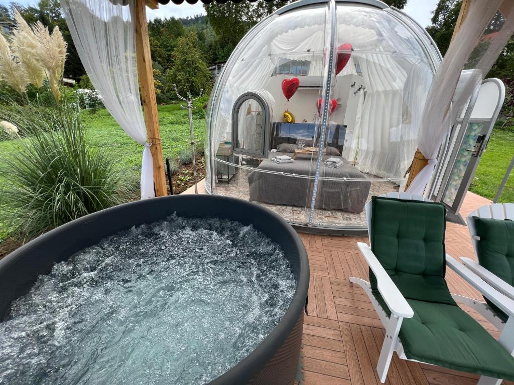 萨拉热窝Cupola glamping dome Sarajevo的后院凉亭内的热水浴池