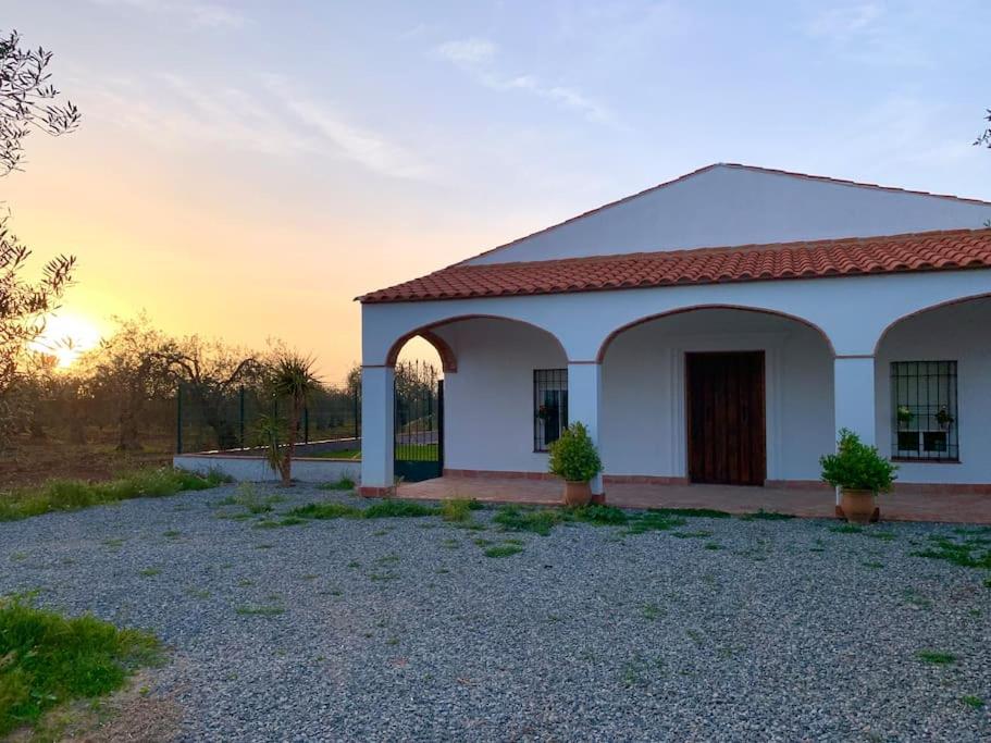 La Casa Rural de María Jesús的白色的建筑,背面有日落