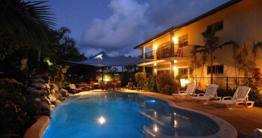 米申海滩使命珊瑚礁度假酒店的夜间在房子前面的游泳池