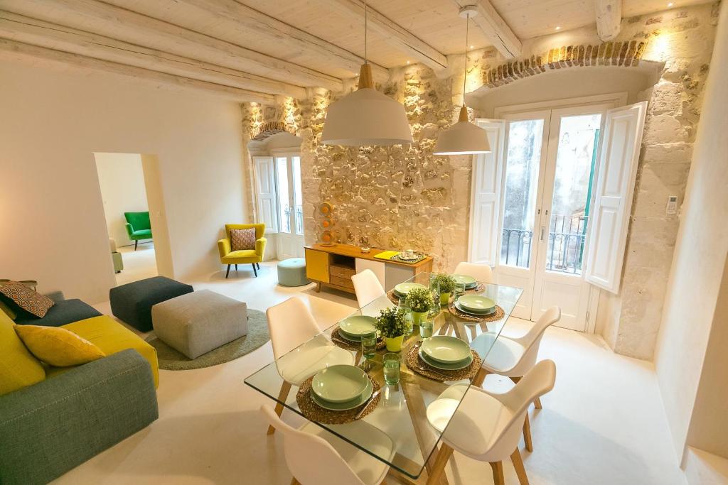 锡拉库扎Veronique by Dimore in Sicily的客厅配有玻璃桌和椅子