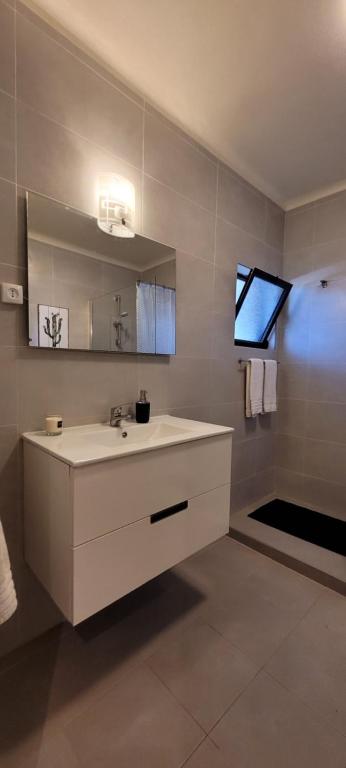 阿尔布费拉Jardins da Falesia的浴室设有白色水槽和镜子