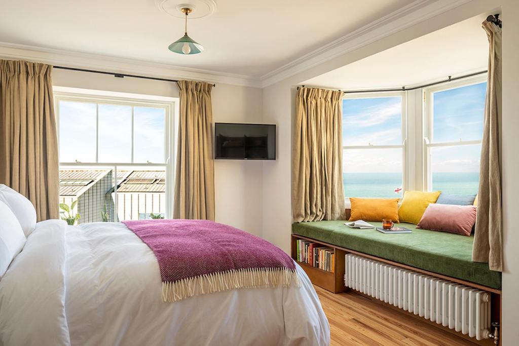 马盖特Fort Road Hotel的卧室设有靠窗的座位,享有海景