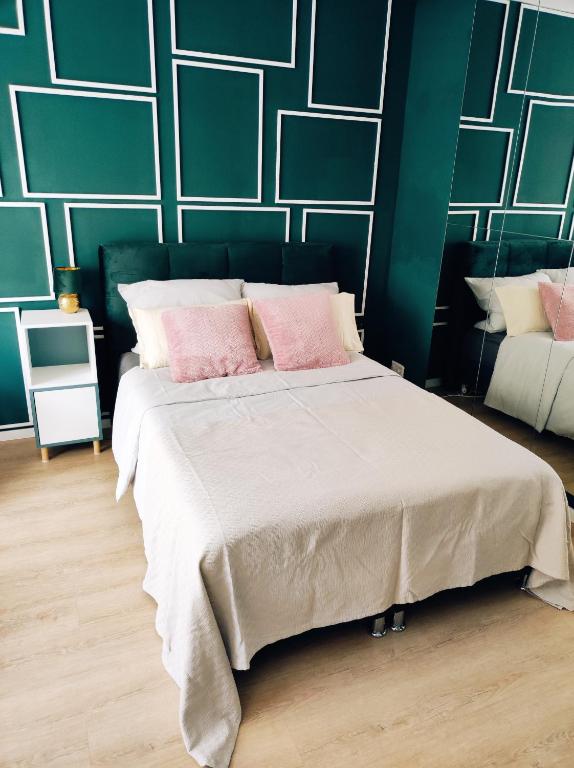 纽伦堡VogelsNest的卧室配有一张带粉红色枕头的大床
