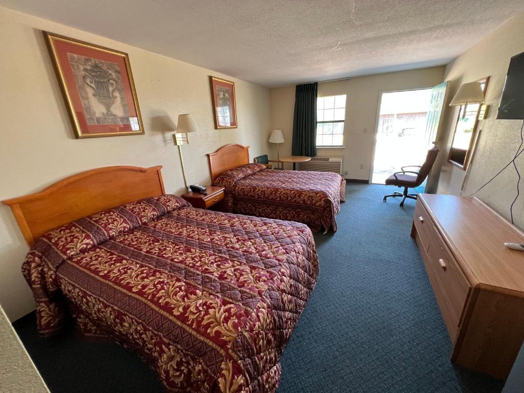 福雷斯特城Rest Inn Motel的酒店客房配有两张床和一张书桌