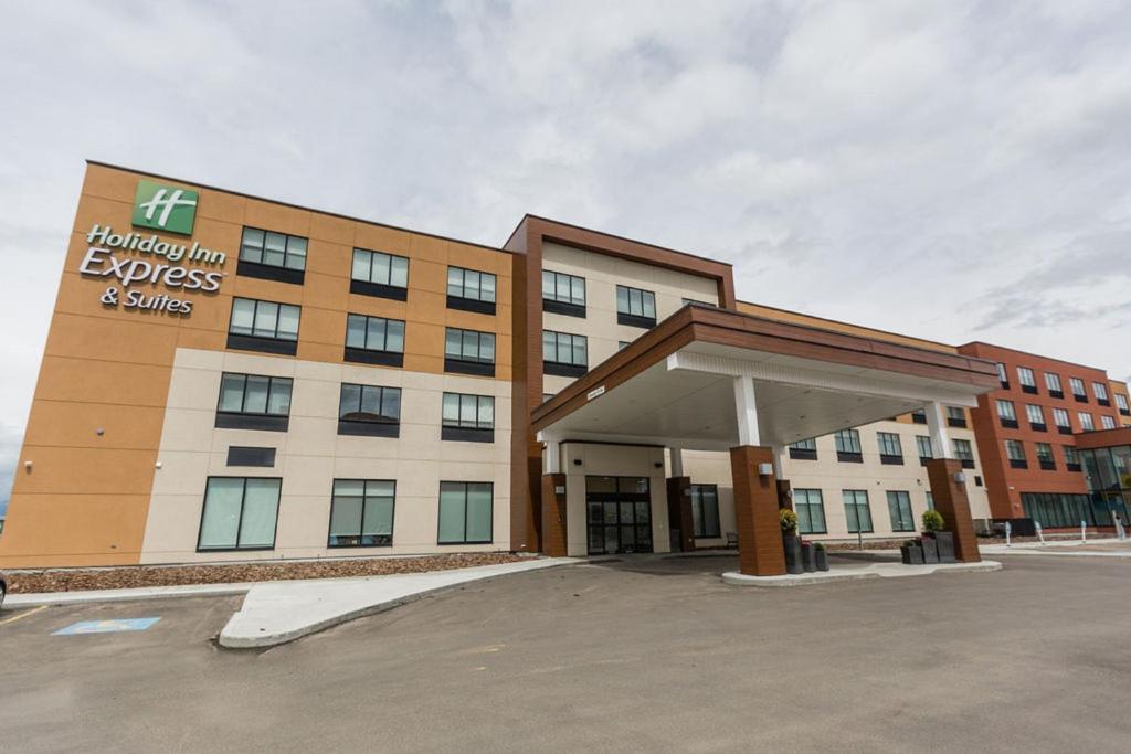 圣艾伯特Holiday Inn Express & Suites Edmonton N - St Albert, an IHG Hotel的医院大楼,有住院费用和微笑