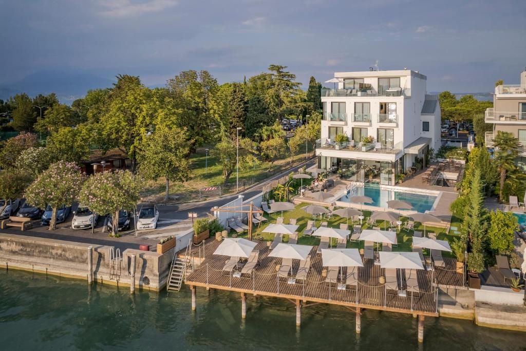 西尔米奥奈Hotel Vinci的享有带游泳池和大楼的度假村的空中景致